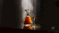 Disajikan dengan kemasan botol yang istimewa, Hennessy Paradis Imperial Cognac menjadi cocktail termahal di The Peak Bar Tokyo. Harganya dibanderol Rp 2,8 juta. Foto: Travel and Leisure