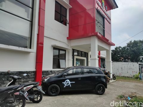 Coretan bergambar huruf A dengan lingkaran terdapat di tembok rumah dan fasilitas pemerintah