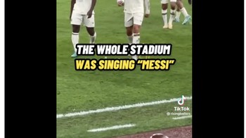 Fans tim lawan terus meneriaki Messi saat Ronaldo Cs bertanding. CR7 juga terekam kesal sampai menendang botol di pinggir lapangan. Foto: Twitter