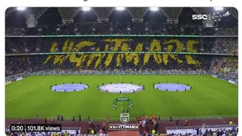 Koreo fans Al Ittihad membentangkan tulisan nightmare atau mimpi buruk untuk menyambut tim Al Nassr masuk ke lapangan. Foto: Twitter