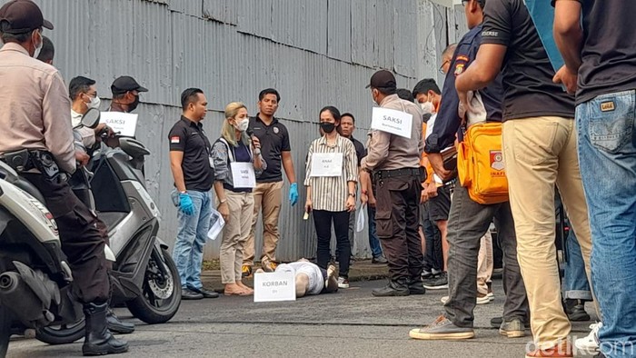 David Ozora dianiaya Mario Dandy hingga alami luka parah. Saksi kunci sangat emosional saat melihat David dianiaya. Dia sampai menunjuk Mario Dandy. (Ilham Oktafian/detikcom)