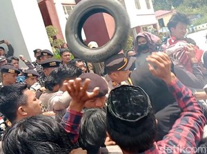 Demo Tuntut Tunjangan Guru di Kantor Bupati Mamasa Ricuh, Massa Pukul Polisi