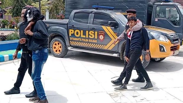 Demo ricuh di kantor Bupati Mamasa menuntut tunjangan sertifikasi guru dan gaji aparat desa.