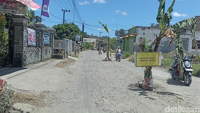 Dinas PUPR Tulungagung akan anggarkan RP 2,5 miliar untuk perbaiki jalan rusak di Desa Sumberejo