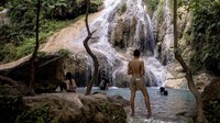 Bagi wisatawan yang berminat berkunjung ke Air Terjun Erawan di Kanchanaburi, Thailand, tiket masuknya sebesar 300 sampai 400 baht dan 200 baht untuk anak-anak, di mana tarif itu berlaku untuk turis asing.