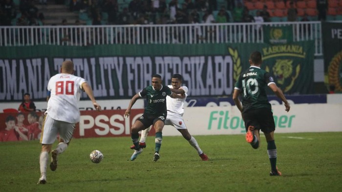 Duel Safrudin Tahar dengan stiker Persikabo Pedro Hendrique di pertandingan pekan ke-29 Liga 1 2022/2023.