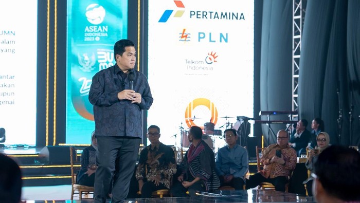 Malam puncak BUMN Corporate Communications and Sustainability Summit (BCOMSS) 2023 sukses digelar di Jakarta, Kamis (9/3). Menteri BUMN Erick Thohir turut hadir.