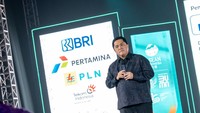 Menteri BUMN Erick Thohir berbicara dalam malam puncak BUMN Corporate Communications and Sustainability Summit (BCOMSS) 2023 di Tennis Indoor Stadium Gelora Bung Karno, Senayan, Jakarta, Kamis (9/3/2023).