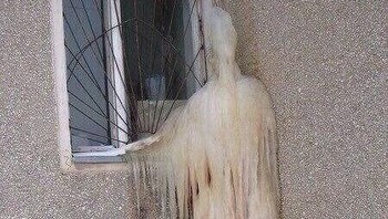 Musim dingin adalah musim yang ajaib. Kepingan salju yang indah dan unik jatuh untuk menciptakan selimut salju putih di seluruh tanah. Es halus terbentuk di luar jendela membentuk wujud hantu es yang bersembunyi di sudut rumah. Foto: Travelerz