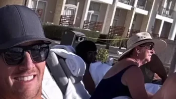 Itu bayangan gelas ya guys...Foto: Reddit via Brightside