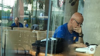 Ini refleksi atau ada tiga orang yang mirip? Foto: Reddit via Brightside
