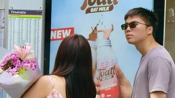 Pria ini seolah sedang menggenggam minuman. Foto: Reddit via Brightside