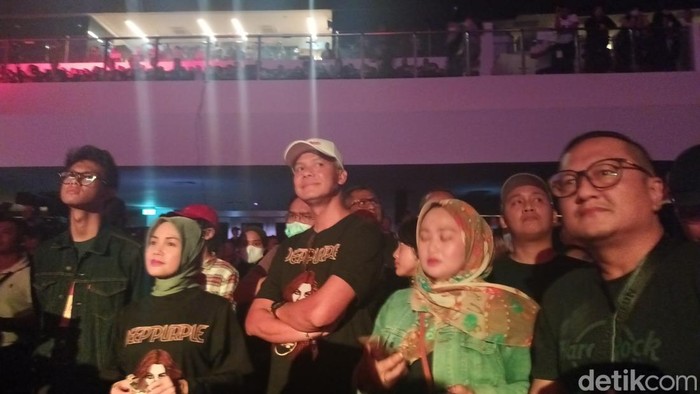 Ganjar Pranowo dan keluarga menonton konser Deep Purple di Solo,Jumat (10/3/2023).