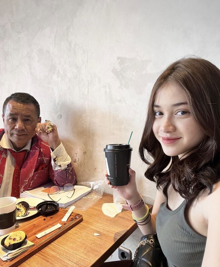 Gaya Ngopi Clara Lasut, Aspri Terbaru Hotman Paris yang Cantik