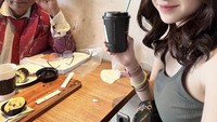 Lewat akun Instagram Hotman Paris, tampak Clara tengah ditraktir kopi oleh Hotman. Mereka berdua juga ngemil kue di salah satu kafe langganan Hotman. Foto: Instagram @clara.lasutt