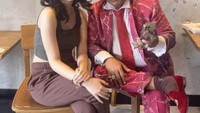  Usai ngopi dan ngemil bareng, Hotman Paris memperkenalkan Clara ke followersnya yang berjumlah 7,3 juta. Clara tampak tersenyum manis ke arah kamera. Foto: Instagram @clara.lasutt
