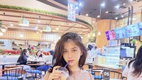 Tak hanya gemar ngopi bareng Hotman Paris, Clara di Instagram pribadinya sering mengunggah dirinya saat ngopi, dan nongkrong bersama teman-temannya. Foto: Instagram @clara.lasutt