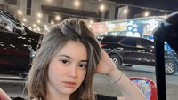 Aktris pemain sinetron Serigala Bucin ini, sering kulineran di malam hari. Salah satu spot favoritnya adalah di Jalan Bulungan, Jakarta Selatan. Foto: Instagram @clara.lasutt