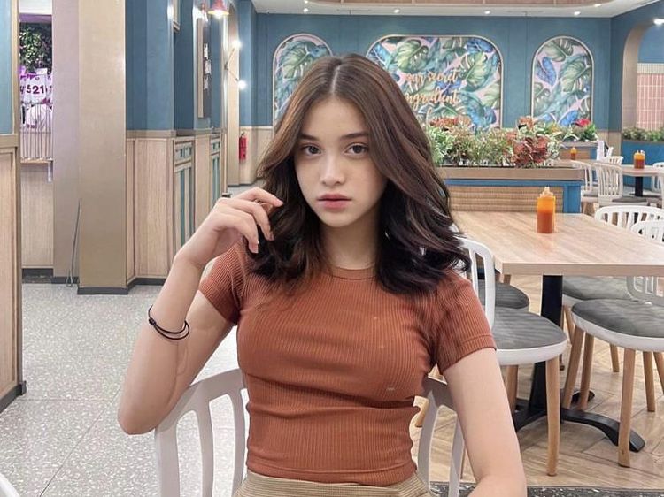 Gaya Ngopi Clara Lasut, Aspri Terbaru Hotman Paris yang Cantik
