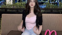 Clara Lasut kini jadi sorotan usai dirinya mejeng di Instagram Hotman Paris, dan diperkenalkan sebagai asisten pribadi terbaru pengacara ternama itu. Foto: Instagram @clara.lasutt