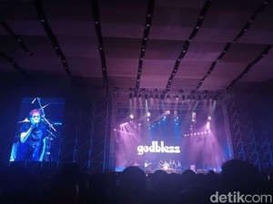 Disaksikan Jokowi-Ganjar, God Bless Bawakan Anak Adam-Rumah Kita