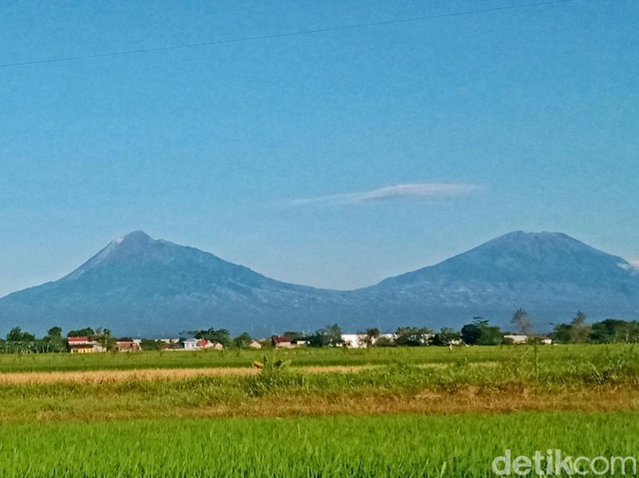 Gunung Merapi dan Merbabu terlihat dari jalan Raya Polanharjo-Delanggu, Jumat (10/3/2023).