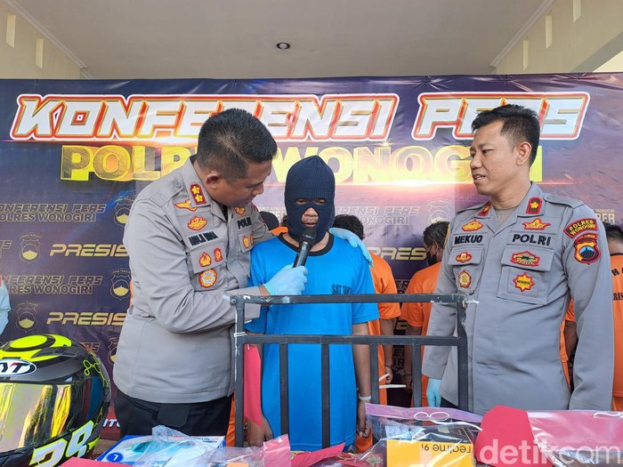 Guru PPPK di Wonogiri yang menghamili siswi SMP dihadirkan dalam konferensi pers di Mapolres Wonogiri, Jumat (10/3/2023).