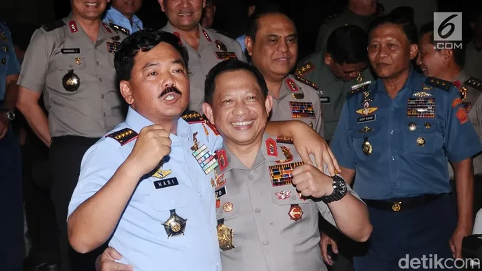 Panglima TNI Marsekal Hadi Tjahjanto dan Kapolri Jenderal Tito Karnavian di Mabes TNI, 11 Desember 2017