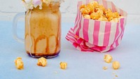 Hasil editan foto yang bagus, membuat setiap gambar terlihat seperti foto asli, salah satunya caramel popcorn milshake dengan topping Pomeranian yang tengah tertawa. Foto: Instagram/ @dogs_infood