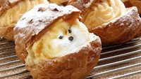 Siapa yang suka cream puff? Cream puff ini bersisi Pomeranian yang menjadi isian cream, dengan lirikan menggemaskan. Foto: Instagram/ @dogs_infood