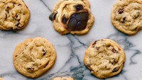 Lucunya! Cookies chocolate hangat ini berisikan seorang Pug dengan tatapan matanya yang manis. Foto: Instagram/ @dogs_infood