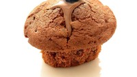  Meski memasang pose jutek, muffin cokelat berisi puppy ini tetap terlihat menggemaskan, ya? Foto: Instagram/ @dogs_infood