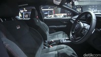 Di bagian dalam, konsep horizontal design memperlihatkan kesan lebih canggih dan driver-oriented untuk menunjukkan interior yang sporty. Panel instrumen dan door trim mengadopsi tekstur 3 dimensi untuk memberikan nuansa canggih.