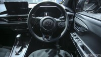 Konsol tengah dan tuas transmisi dipindahkan lebih tinggi untuk menjaga ergonomi pengemudi yang sudah lebih baik berkat pengaturan desain dan posisi jok yang sanggup menopang tubuh secara optimal, termasuk rombakan pada desain dan layout pedal-pedal supaya pengemudi mendapatkan posisi duduk yang natural dan rileks.
