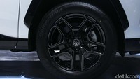 RAV4 GR Sport baru adalah model pertama yang menampilkan pelek dengan finishing menggunakan teknik pemotongan garis baru yang sangat presisi. Pelek 19 inci sebagai standar memiliki lapisan hitam mengilap dengan detail garis-garis halus.