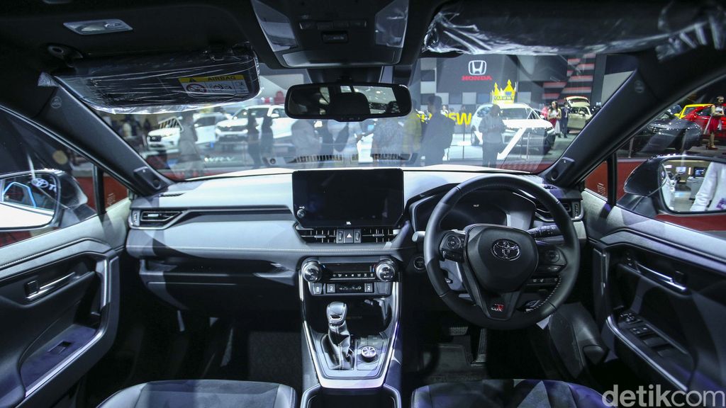 Lini mobil elektrifikasi Toyota di Indonesia bertambah lagi. PT TAM memperkenalkan SUV ramah lingkungan terbaru, Toyota RAV4 PHEV GR Sport di GJAW 2023.
