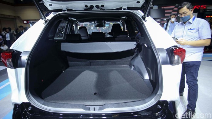 Ini Wujud Toyota R4V4 GR Sport Lini mobil elektrifikasi Toyota di Indonesia bertambah lagi. PT TAM memperkenalkan SUV ramah lingkungan terbaru, Toyota RAV4 PHEV GR Sport di GJAW 2023.