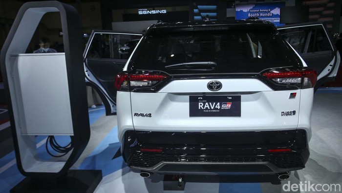 Ini Wujud Toyota R4V4 GR Sport Lini mobil elektrifikasi Toyota di Indonesia bertambah lagi. PT TAM memperkenalkan SUV ramah lingkungan terbaru, Toyota RAV4 PHEV GR Sport di GJAW 2023.
