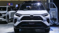 Toyota RAV4 PHEV GR Sport dibekali mesin 2.500 cc dengan teknologi plug-in hybrid. Tenaga maksimalnya mencapai 306 HP.