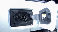 Mengingat ini adalah mobil PHEV, maka RAV4 ini bisa melaju tanpa setetes bensin dengan mode EV.