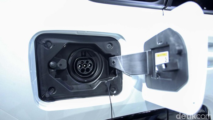 Lini mobil elektrifikasi Toyota di Indonesia bertambah lagi. PT TAM memperkenalkan SUV ramah lingkungan terbaru, Toyota RAV4 PHEV GR Sport di GJAW 2023.