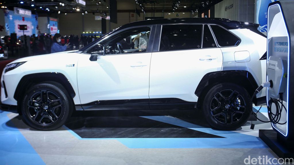 Lini mobil elektrifikasi Toyota di Indonesia bertambah lagi. PT TAM memperkenalkan SUV ramah lingkungan terbaru, Toyota RAV4 PHEV GR Sport di GJAW 2023.