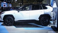 Saat mode EV aktif, mobil ini bisa melaju sampai 75 km tanpa bensin dengan kecepatan maksimal 135 km/jam.