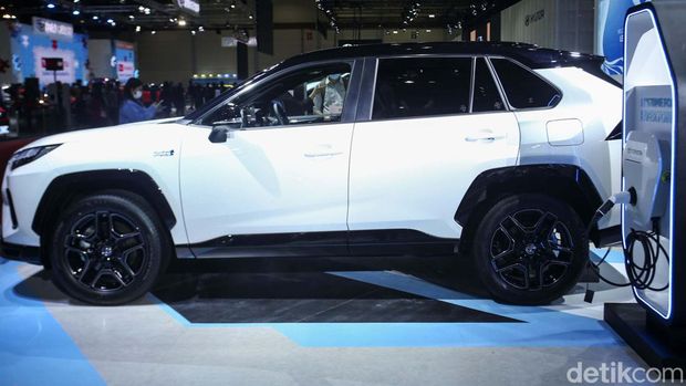 Lini mobil elektrifikasi Toyota di Indonesia bertambah lagi. PT TAM memperkenalkan SUV ramah lingkungan terbaru, Toyota RAV4 PHEV GR Sport di GJAW 2023.