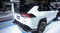 Bagian kaki-kaki juga dibuat sporty. Pegas baru yang lebih kaku dengan pengaturan shock breaker yang sporty membuat handling lebih baik dan menawarkan pengalaman berkendara yang menarik.