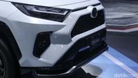 Toyota RAV4 PHEV GR Sport ini tampil sangat sporty. Di bagian depan terdapat bezel lampu kabut yang lebih menonjol dengan pola G-mesh hitam yang sama dengan gril dan spoiler depan baru.