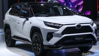 Badge GR yang tersembunyi di gril depan dan pintu belakang menandakan penampilan yang lebih sporty.