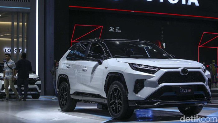 Ini Wujud Toyota R4V4 GR Sport Lini mobil elektrifikasi Toyota di Indonesia bertambah lagi. PT TAM memperkenalkan SUV ramah lingkungan terbaru, Toyota RAV4 PHEV GR Sport di GJAW 2023.