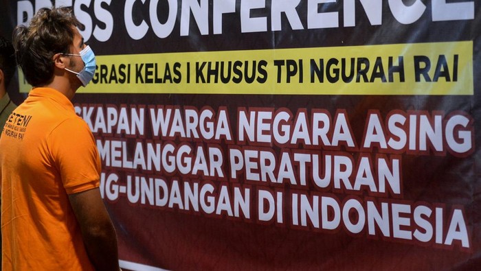 Warga negara Rusia berinisial AG (kiri) dan RK (kanan) dihadirkan petugas saat konferensi pers di Kantor Imigrasi Kelas I Khusus TPI Ngurah Rai, Badung, Bali, Jumat (10/3/2023).Petugas Imigrasi Ngurah Rai menangkap AG dan RK karena diduga menyalahgunakan izin tinggalnya dengan bekerja sebagai instuktur pelatihan mengemudi sepeda motor bagi warga negara asing di Bali. ANTARA FOTO/Fikri Yusuf/rwa.