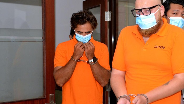 Jadi Guru Kursus Motor, 2 Bule Rusia Ini Diusir dari Bali! Warga negara Rusia berinisial AG (kiri) dan RK (kanan) dihadirkan petugas saat konferensi pers di Kantor Imigrasi Kelas I Khusus TPI Ngurah Rai, Badung, Bali, Jumat (10/3/2023).Petugas Imigrasi Ngurah Rai menangkap AG dan RK karena diduga menyalahgunakan izin tinggalnya dengan bekerja sebagai instuktur pelatihan mengemudi sepeda motor bagi warga negara asing di Bali. ANTARA FOTO/Fikri Yusuf/rwa.